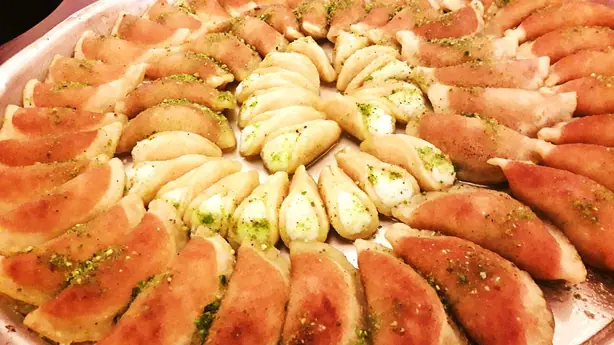 Foto von Arabische Atayef mit Nussfüllung – fertig angerichtet