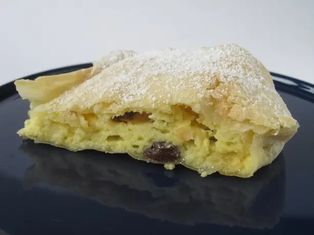 Foto von Klassischer Wiener Topfenstrudel – fertig angerichtet