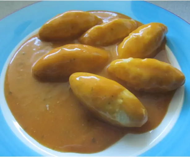 Foto von Lyoner Hechtklößchen Quenelles Nantua – fertig angerichtet