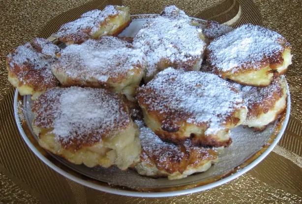 Foto von Polnische Apfel-Racuchy klassisch – fertig angerichtet