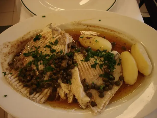 Foto von Französische Schwarze Butter Sauce – fertig angerichtet