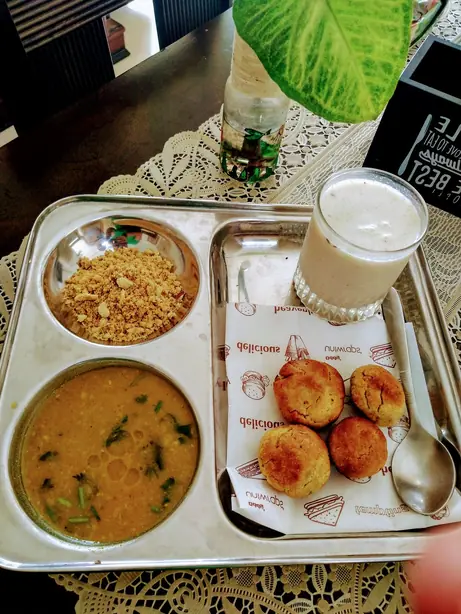 Foto von Rajasthani Dal Bati Churma Klassisch – fertig angerichtet