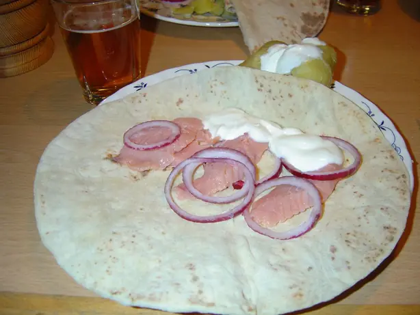 Foto von Norwegischer Rakfisk klassisch – fertig angerichtet