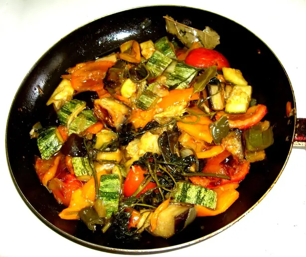 Foto von Klassisches Französisches Ratatouille – fertig angerichtet