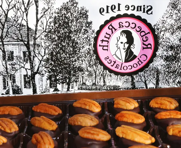 Foto von Südliche Bourbon-Kugeln mit Pekannuss – fertig angerichtet