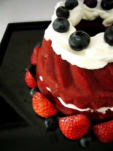 Red velvet cake with whipped cream blueberries and strawberries – Foto: Bonbon from Brooklyn (CC BY 2.0)