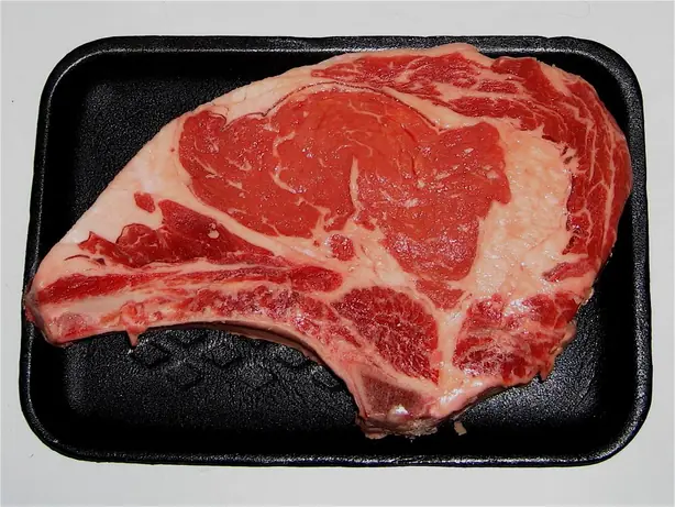 Foto von Ribeye-Steak mit Knochen (Tomahawk) – fertig angerichtet