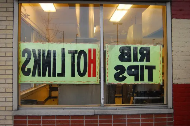 Foto von Chicago Style Rib Tips & Hot Links – fertig angerichtet