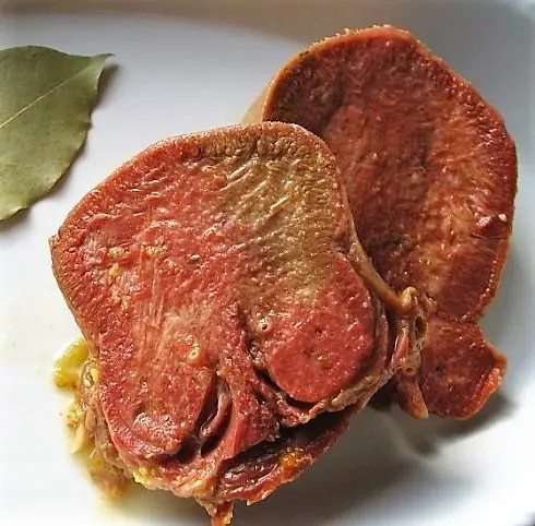 Foto von Rinderzunge in Südweinsauce – fertig angerichtet