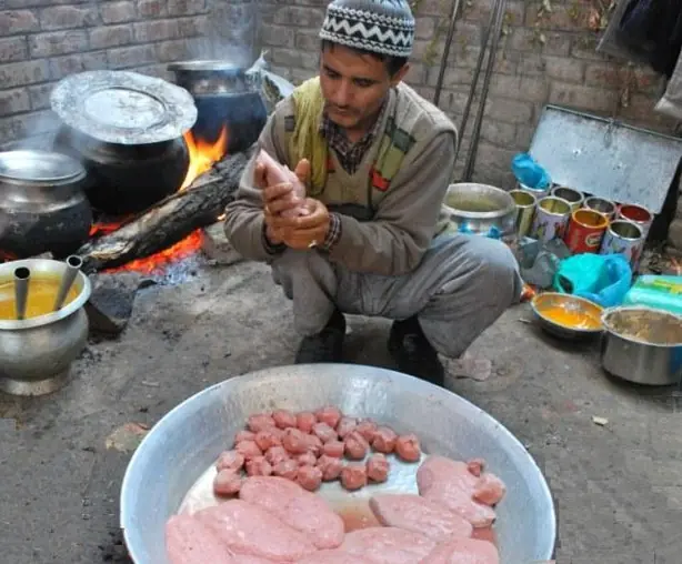 Foto von Kaschmirisches Tabakh Maaz Lamm – fertig angerichtet