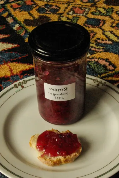 Foto von Orientalische Rosenkonfitüre klassisch – fertig angerichtet