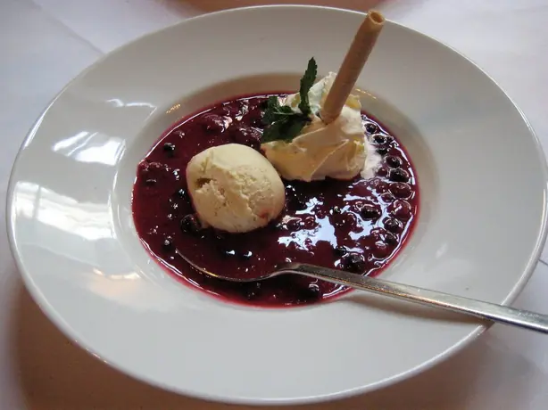 Foto von Norddeutsche Rote Grütze klassisch – fertig angerichtet