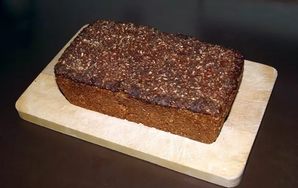 Foto von Isländisches Rúgbrauð klassisch – fertig angerichtet