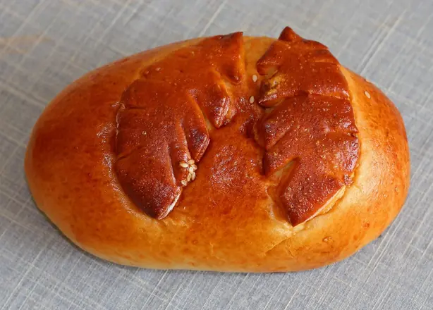 Foto von Russischer Lachs-Kulebjak klassisch – fertig angerichtet