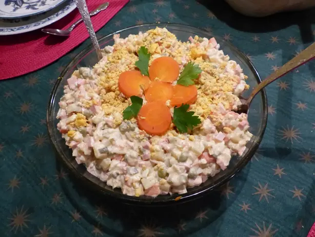 Foto von Russischer Salat Olivier Klassisch – fertig angerichtet