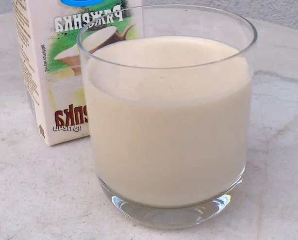 Foto von Russische Rjaschenka aus dem Ofen – fertig angerichtet