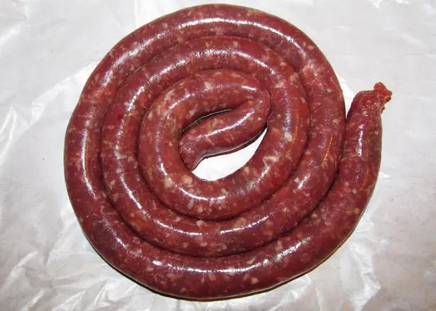 Foto von Bra-Salami aus Piemont, gegrillt – fertig angerichtet