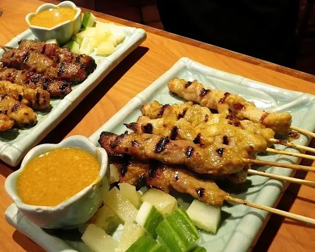 Foto von Indonesische Hähnchen-Saté Spieße – fertig angerichtet