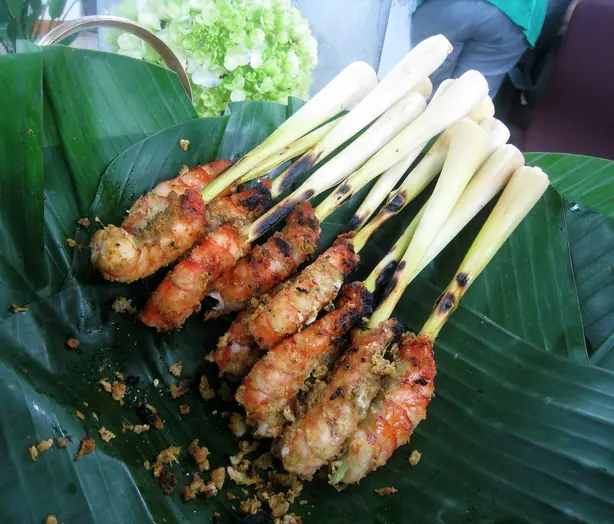 Foto von Klassische Hähnchen-Satay-Spieße – fertig angerichtet