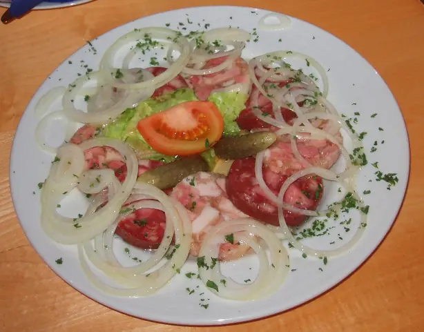 Foto von Hausgemachte Rote Presswurst (2) – fertig angerichtet