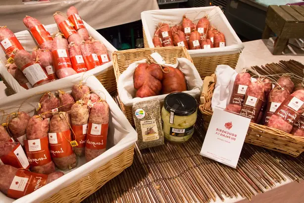 Foto von Schweizer Saucisson Vaudois hausgemacht – fertig angerichtet