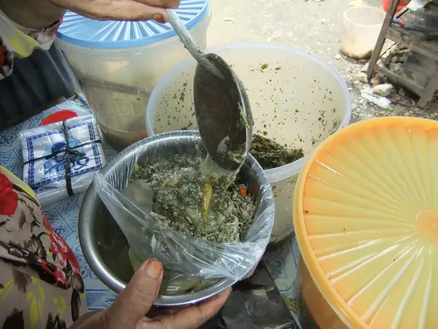 Foto von Indonesisches Daun Ubi Tumbuk – fertig angerichtet