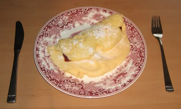 Foto von Klassisches Französisches Omelette (2) – fertig angerichtet