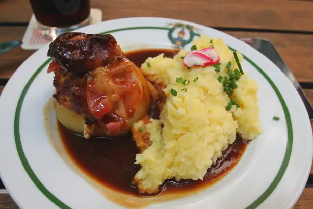 Foto von Bamberger Zwiebeln in Rauchbiersauce – fertig angerichtet