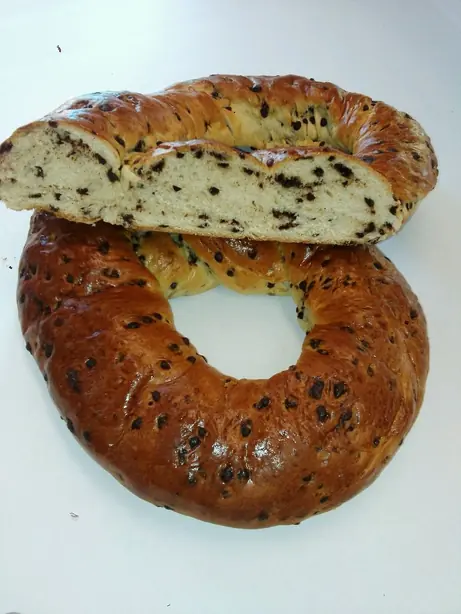 Foto von Große Schulbrezel aus süßem Hefeteig – fertig angerichtet