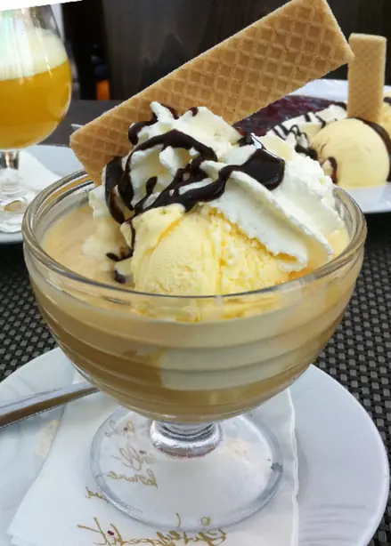 Foto von Klassischer Schwedeneisbecher – fertig angerichtet