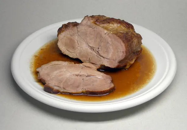 Foto von Klassischer Schweinsbraten – fertig angerichtet