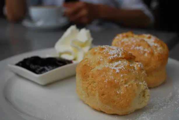 Foto von Klassische Englische Scones – fertig angerichtet