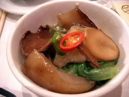 Foto von Chinesischer geschmorter Trepang – fertig angerichtet