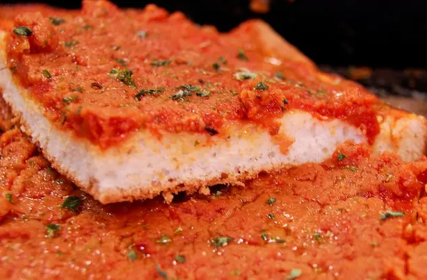 Foto von Sizilianische Pizza Sfincione – fertig angerichtet