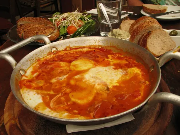 Foto von Klassische Schakschuka – fertig angerichtet