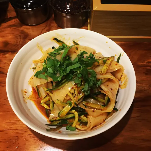 Foto von Chinesische Kalte Nudeln Liangpi – fertig angerichtet