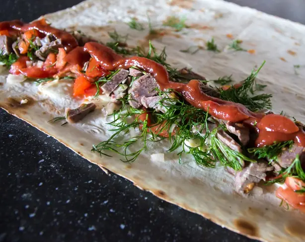 Foto von Arabisches Hähnchen-Schawarma – fertig angerichtet