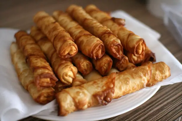 Foto von Türkische Sigara Böreği mit Käse – fertig angerichtet