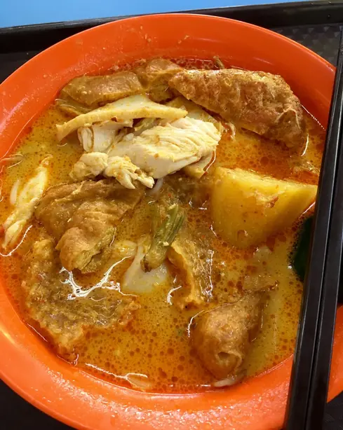 Foto von Singapurische Curry-Hähnchen-Nudeln – fertig angerichtet