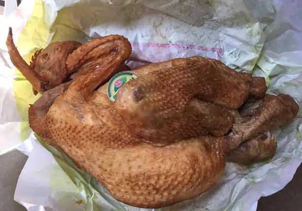 Foto von Dezhou Schmorthuhn Klassisch – fertig angerichtet