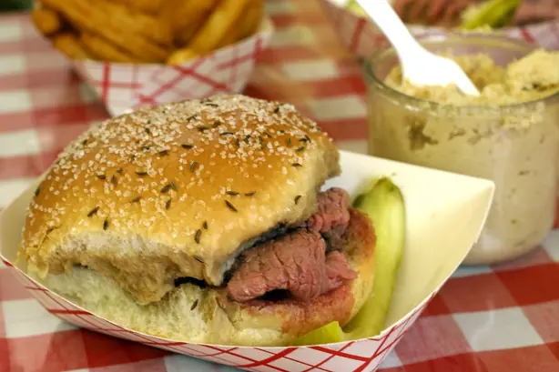 Foto von Buffalo Beef on Weck Sandwich – fertig angerichtet