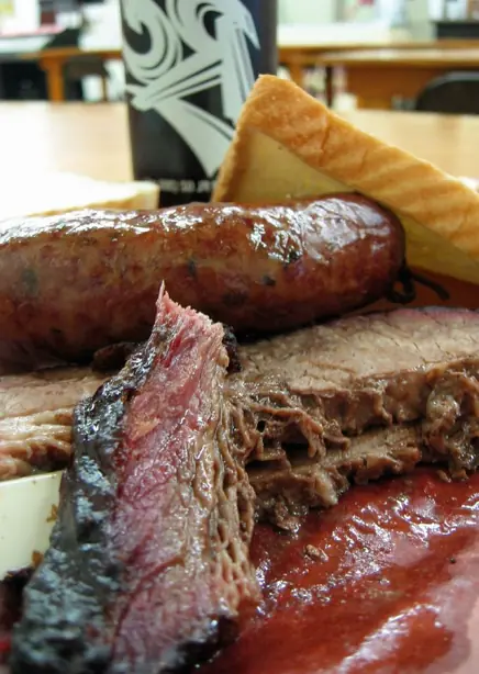 Foto von Klassisches BBQ Beef Brisket – fertig angerichtet