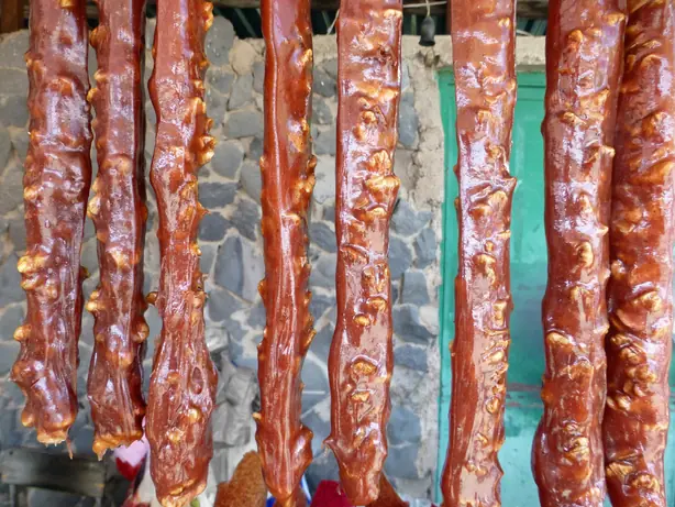 Foto von Armenisches Sharots (Gewürzter Walnuss-Trauben-Snack) – fertig angerichtet