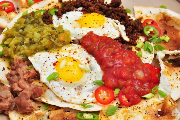 Foto von Authentische Huevos Rancheros – Das herzhafte mexikanische Bauernfrühstück – fertig angerichtet