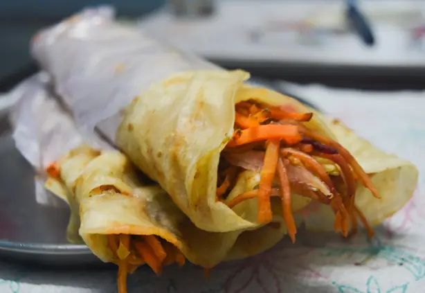 Foto von Authentische Kalkutta Kati Rolls - Der indische Streetfood-Klassiker im Paratha-Brot – fertig angerichtet