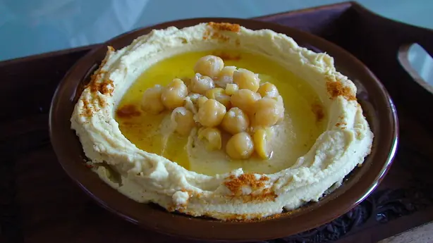 Foto von Authentischer Levantinischer Hummus - Cremig & Fein – fertig angerichtet