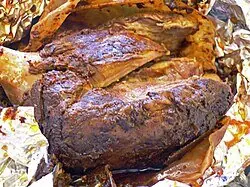 Foto von Authentisches Mixiote mit Hähnchen und Nopales – Der Geschmack Mexikos im Pergament – fertig angerichtet