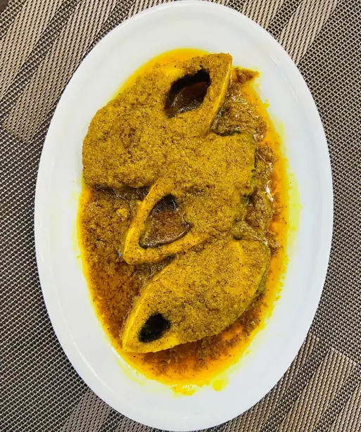 Foto von Bengalisch: Shorshe Ilish (Hilsa-Fisch in Senfsauce) – fertig angerichtet