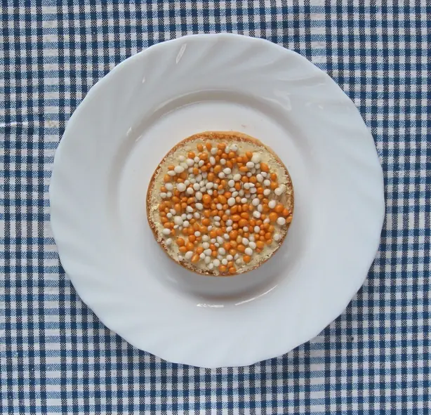 Foto von Beschuit met Muisjes - Der niederländische Geburts-Klassiker – fertig angerichtet