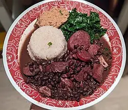 Foto von Brasilianische Pamonha Doce (Süße Maiskuchen im Blatt) – fertig angerichtet